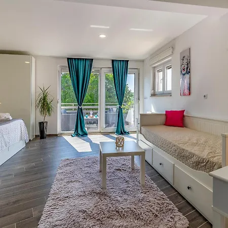 Vakantiehuis Lovely In With Kitchen