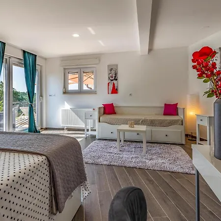 Vakantiehuis Lovely In With Kitchen *