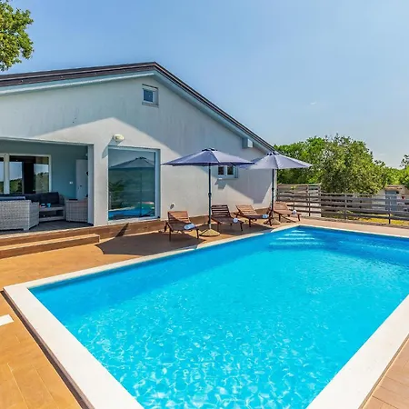 בית נופש Luxurious In רוביני